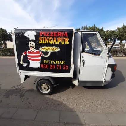 Motocarro de reparto de Pizzería Singapur Retamar, con el cocinero pintado