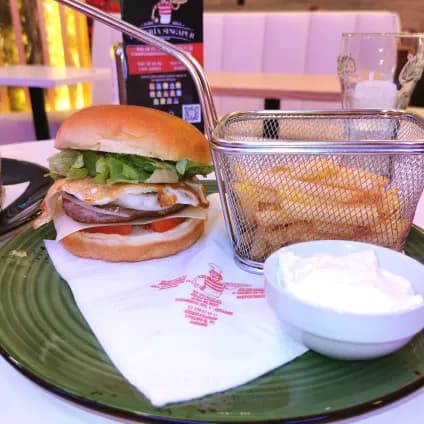 Hamburguesa con huevo y patatas fritas