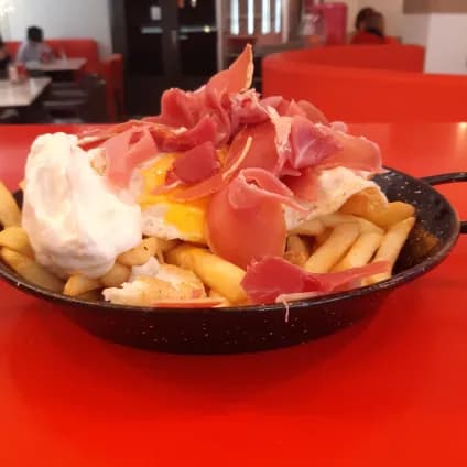 Huevos rotos con jamón y patatas