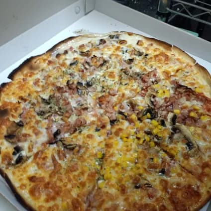 Pizza en su caja, lista para llevar